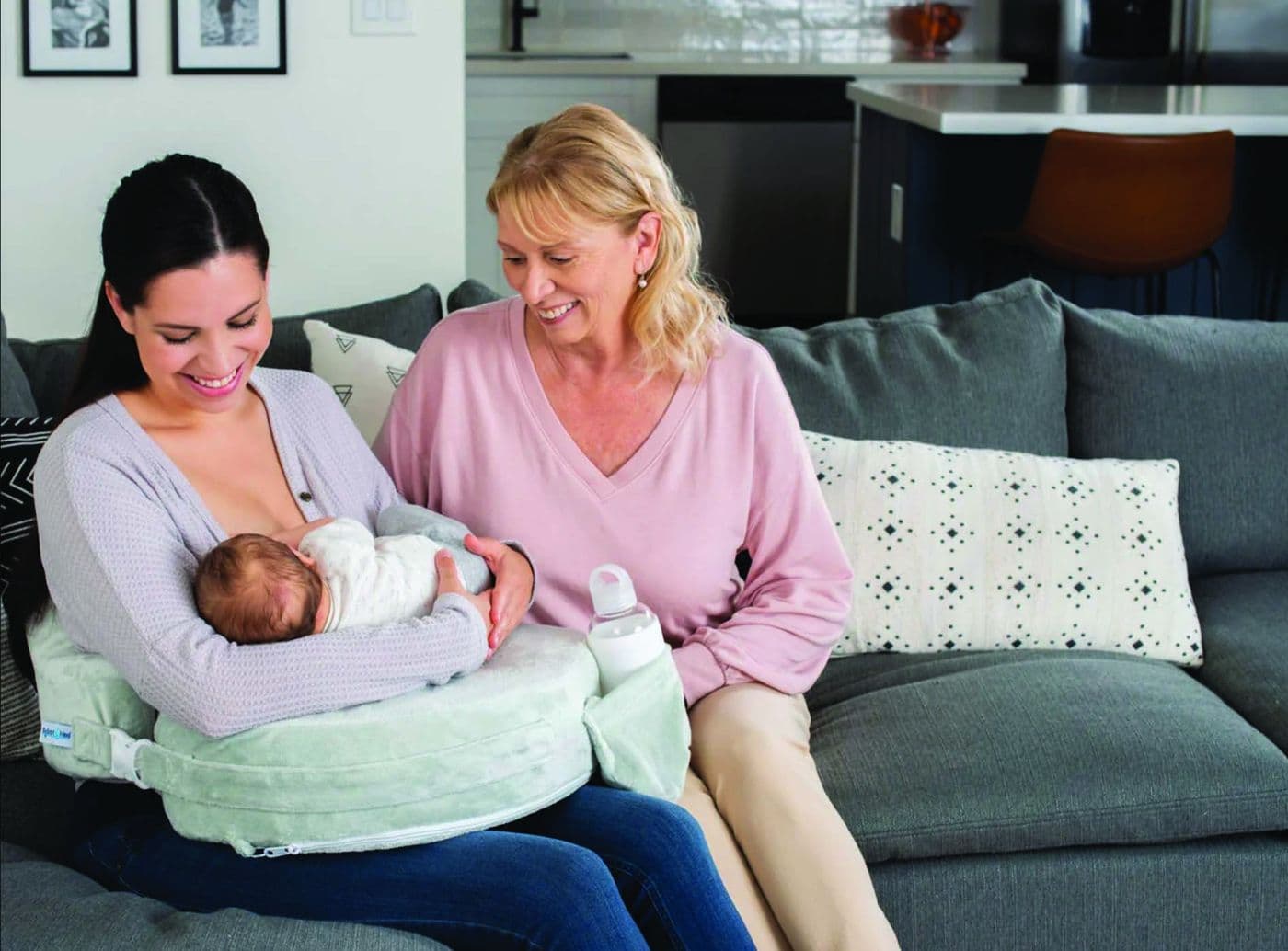 Madre con su bebé y la abuela usando el cojín de lactancia Organic